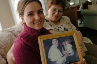 Wiktoria Szechynski z matką Danutą prezentują zdjęcie z Janem Pawłem II